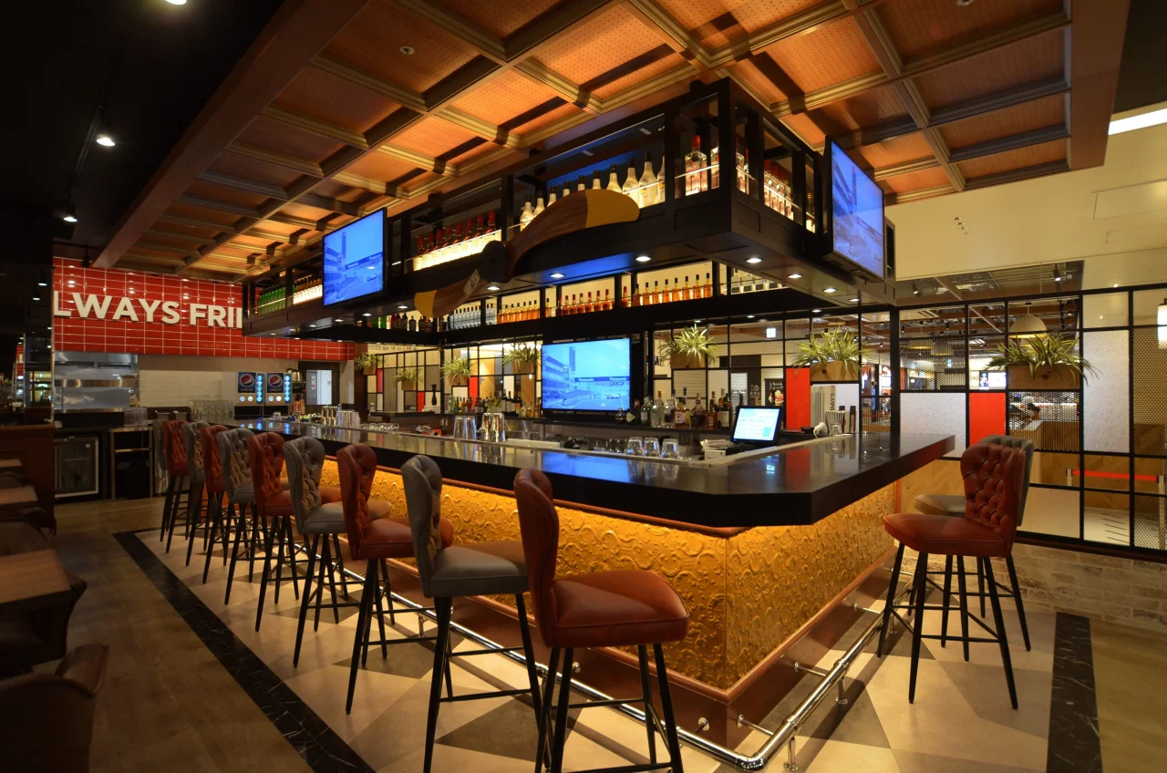 TGI FRIDAYS 有明ガーデン店の店内。バーカウンターと高い椅子が並ぶ