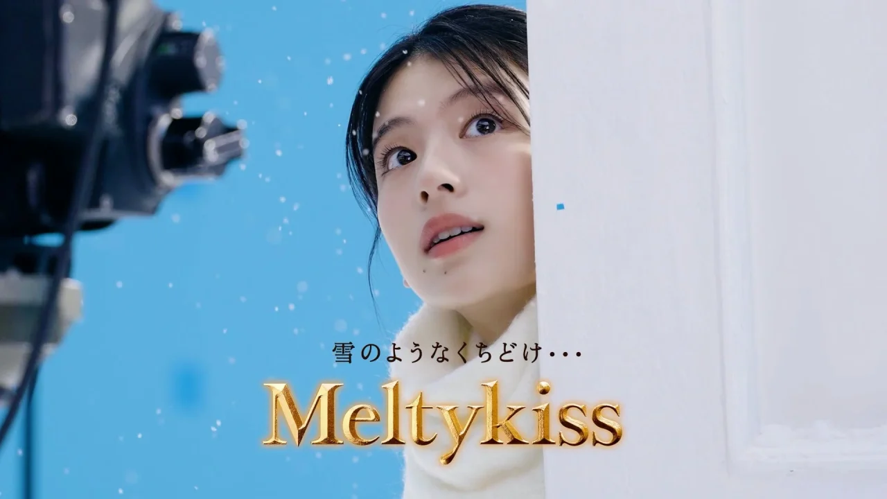メルティーキッスCMで白い扉から顔をのぞかせる出口夏希さん