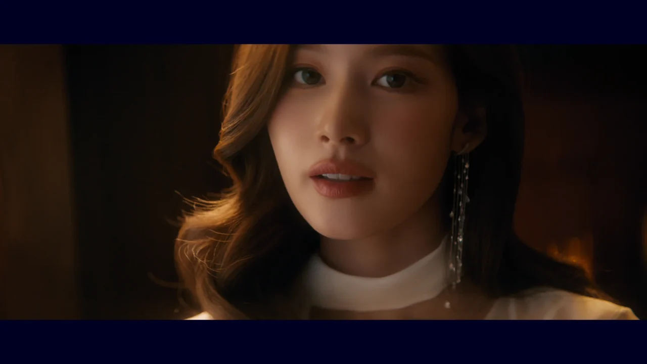 WEB CM「しあわせな余韻」篇の場面、暗い室内で正面を見つめる女性