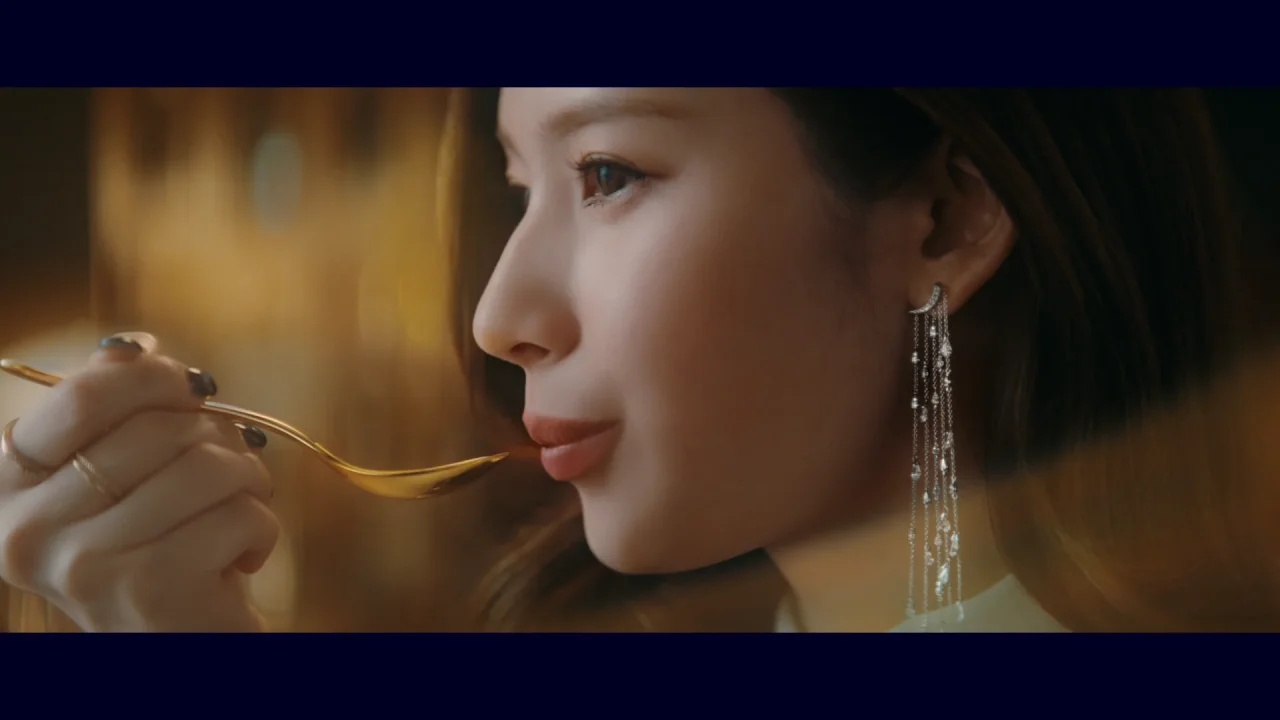 WEB CM「しあわせな余韻」篇のストーリーボード、スプーンを口に運ぶ女性の横顔