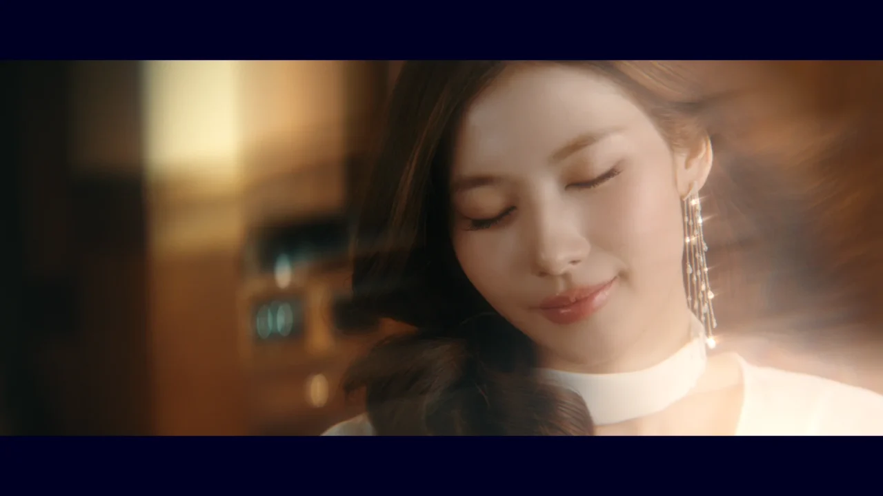 WEB CM「しあわせな余韻」篇のストーリーボード、目を閉じて微笑む女性