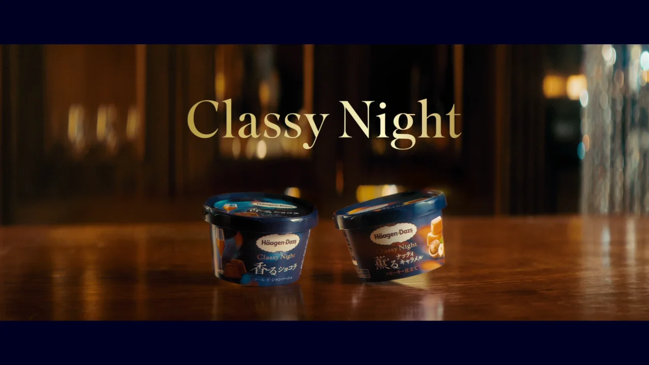 WEB CM「しあわせな余韻」篇のカット。Classy Nightのカップ2種が木の台に並ぶ