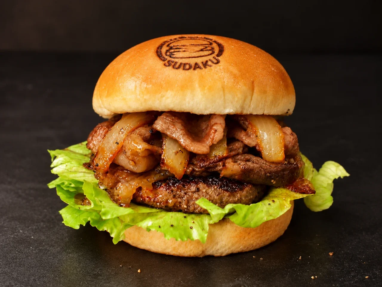 すきやきバーガー。レタスと焼いた玉ねぎ、牛肉、パティを挟んだバーガー