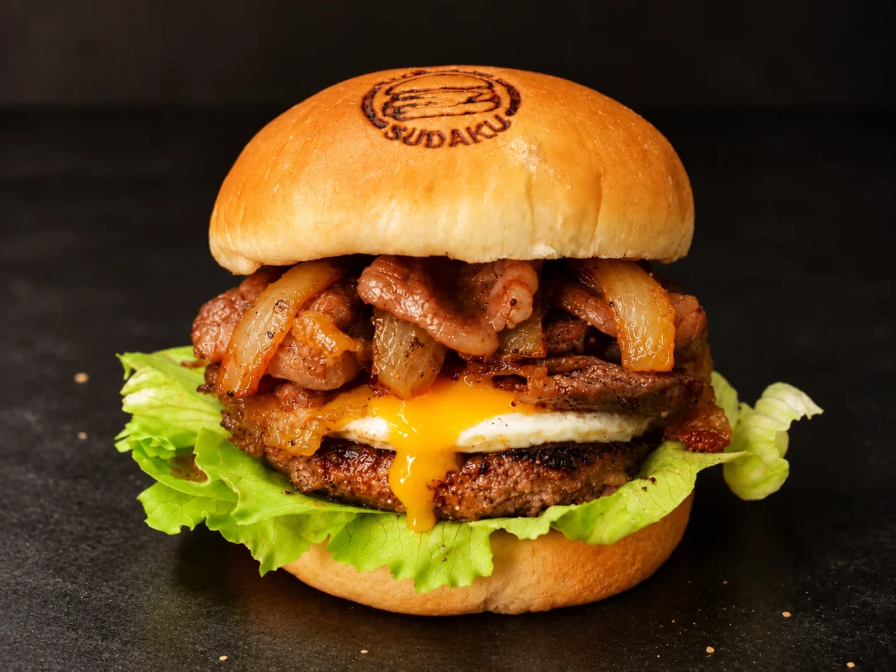 すきやき月見バーガー。焼いた肉と玉ねぎ、半熟卵をレタスと共に挟んだ姿