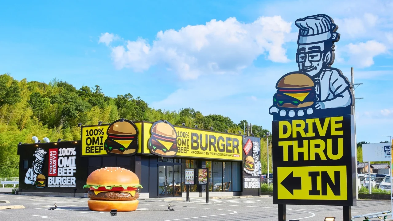近江牛バーガーSUDAKUのドライブスルー店舗外観と大型ハンバーガーのオブジェ
