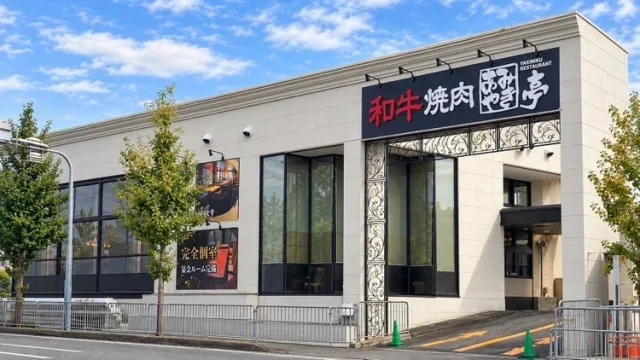 「和牛焼肉」看板を掲げた上桂店の白い外観