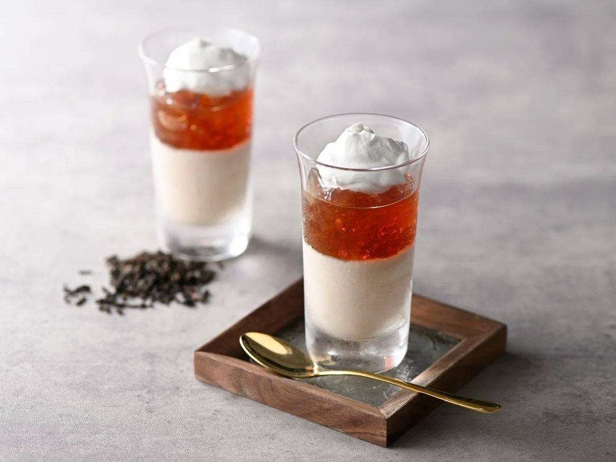 ロイヤルミルクティーパンナコッタのパルフェ。紅茶ジュレとクリーム入りのグラス2つ