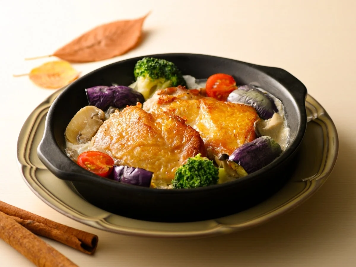 チキングリル デュクセルソース。黒い鉄皿にチキンと野菜