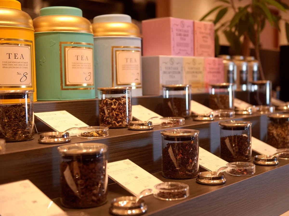 インペリアルドリンクバーに並ぶ茶葉の瓶とTEA缶、紅茶の箱
