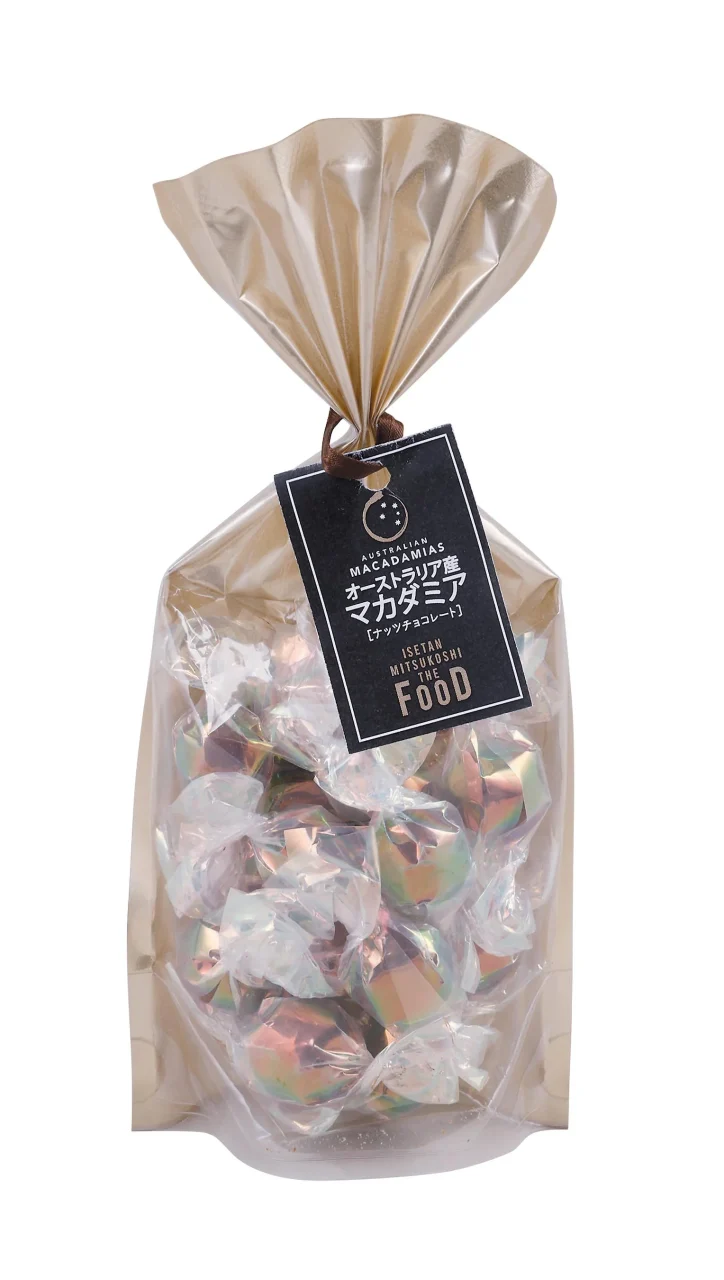ナッツチョコレートの個包装が入った、黒いタグ付きの透明袋