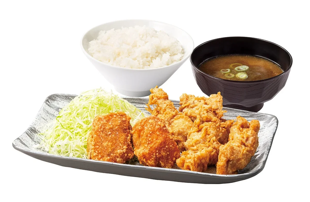 出汁とり天合盛り定食。揚げ物とキャベツ、ご飯、みそ汁