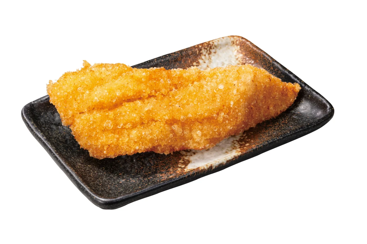 黒い角皿にのった白身魚からあげ1個