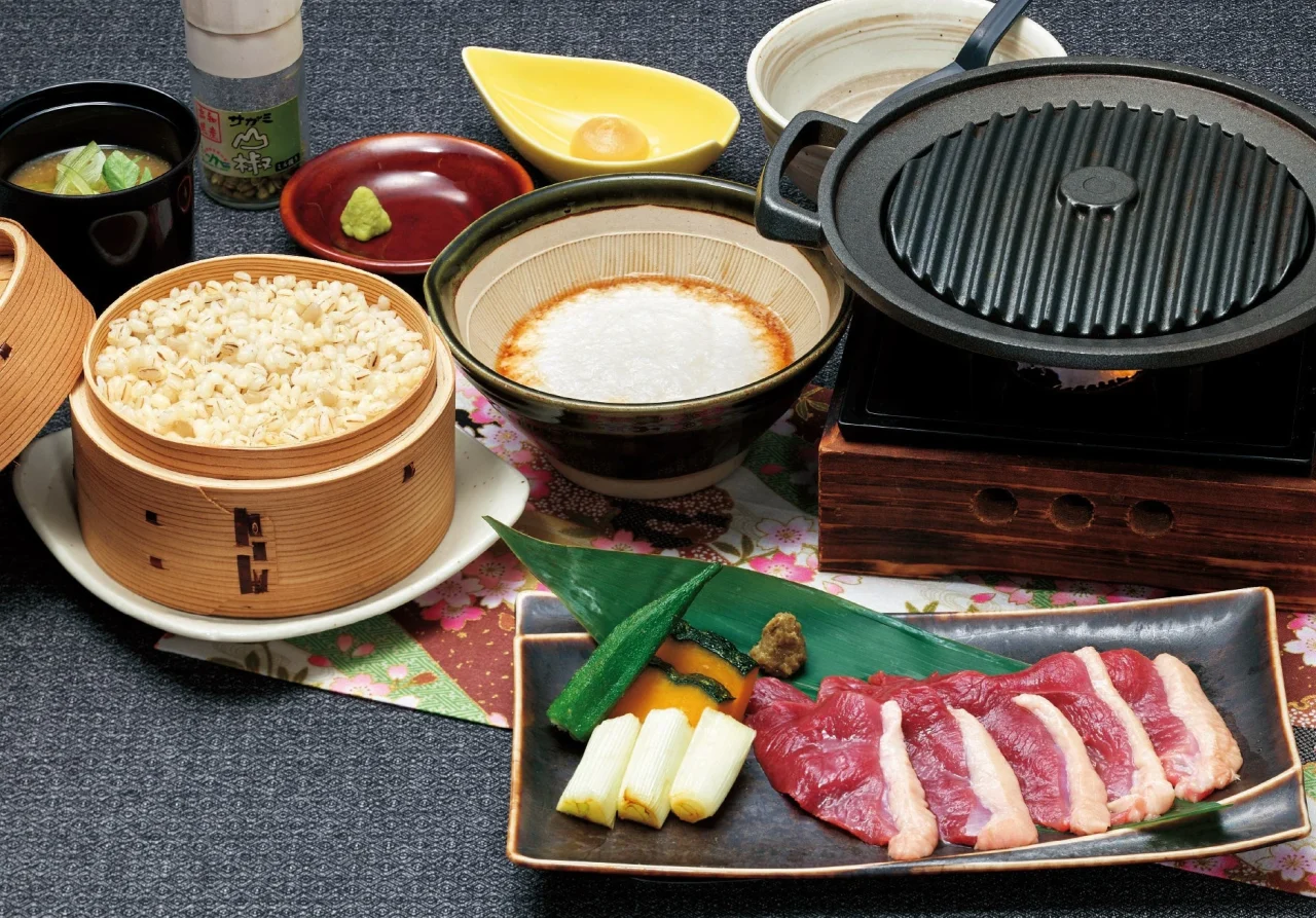 岩手県産たのはた鴨「鴨の陶板焼き御膳」。鴨肉と卓上コンロ、わっぱご飯