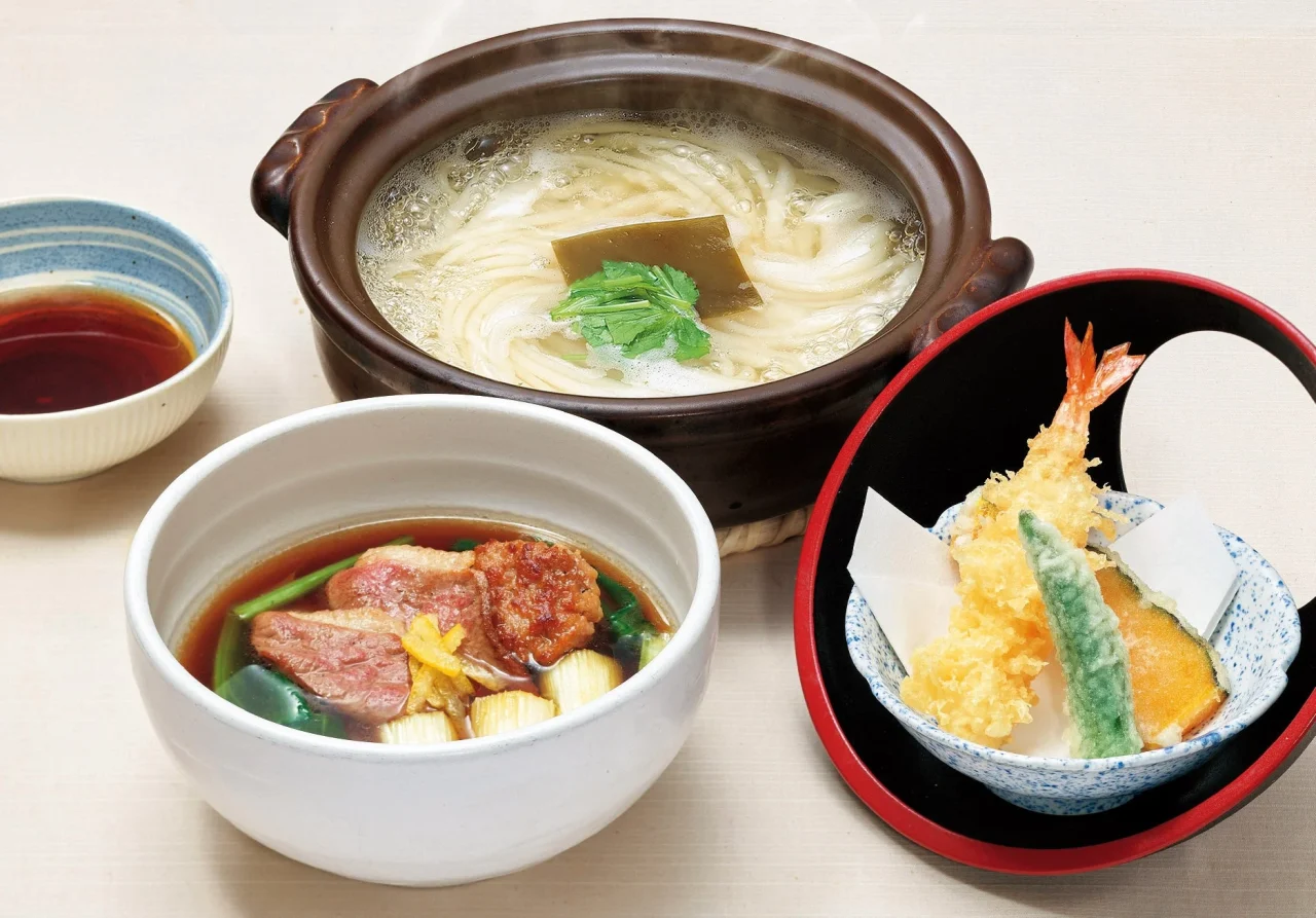 天ぷら付 鴨汁つけうどん。土鍋の手延べうどん、鴨肉のつけ汁、海老天の盛り合わせ