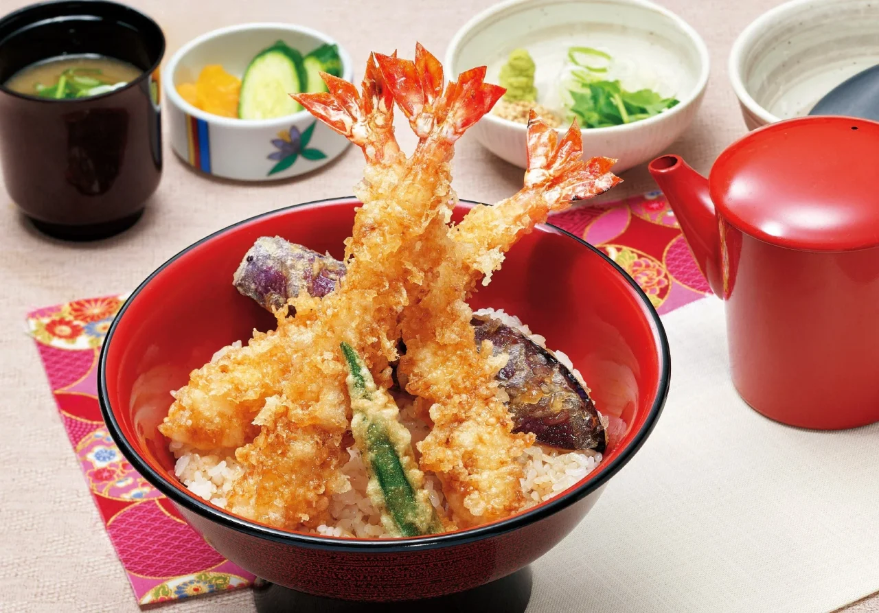 大海老天3本の贅沢天丼 出汁茶漬けセット。赤い丼に海老天、味噌汁と急須付き