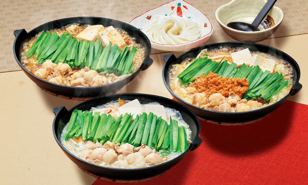 国産牛もつ鍋うどん（赤・白・黒）の3種の鍋と手延べうどん