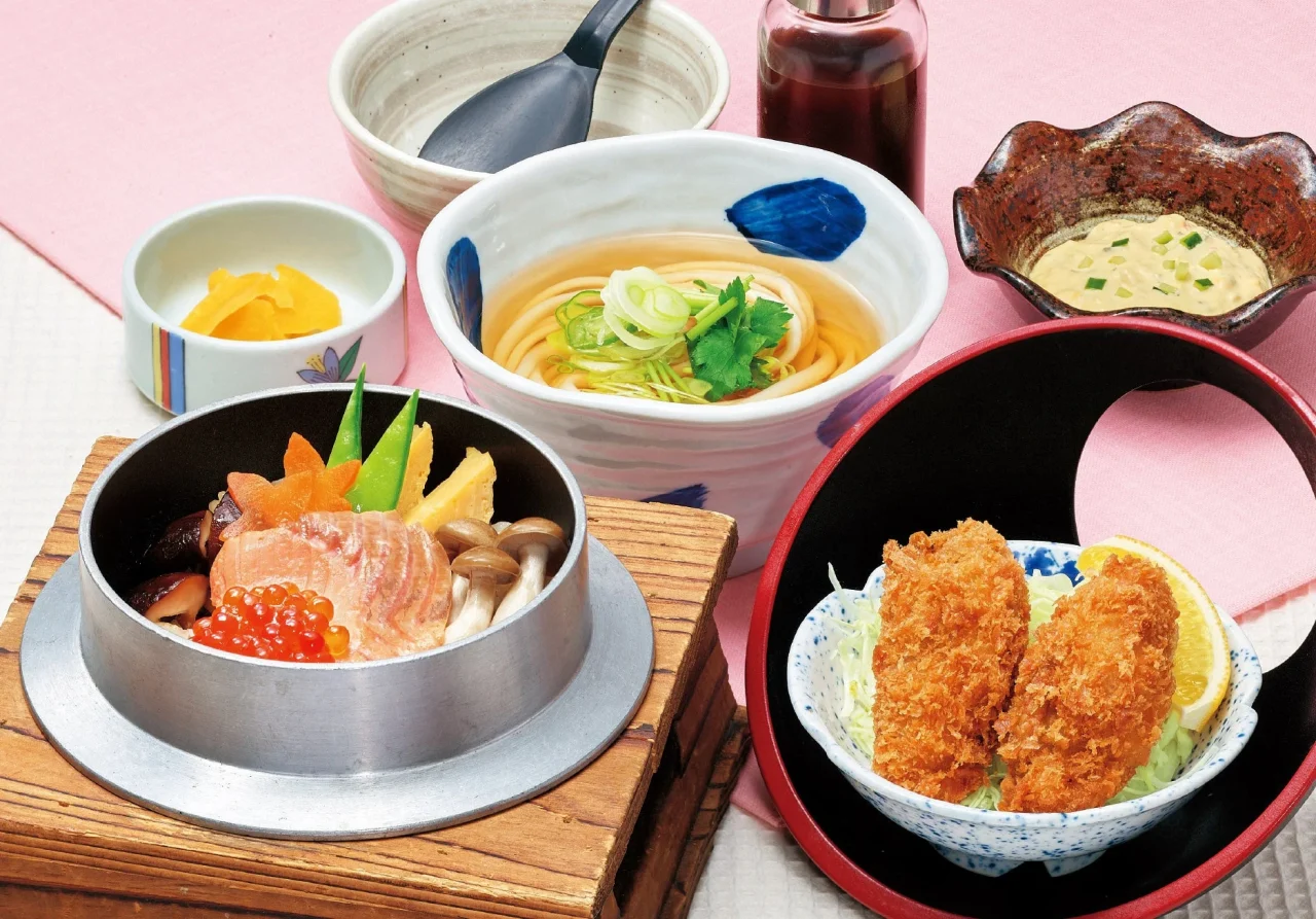 ご当地サーモンといくらの釜めし御膳。釜めし、うどん、カキフライ付き