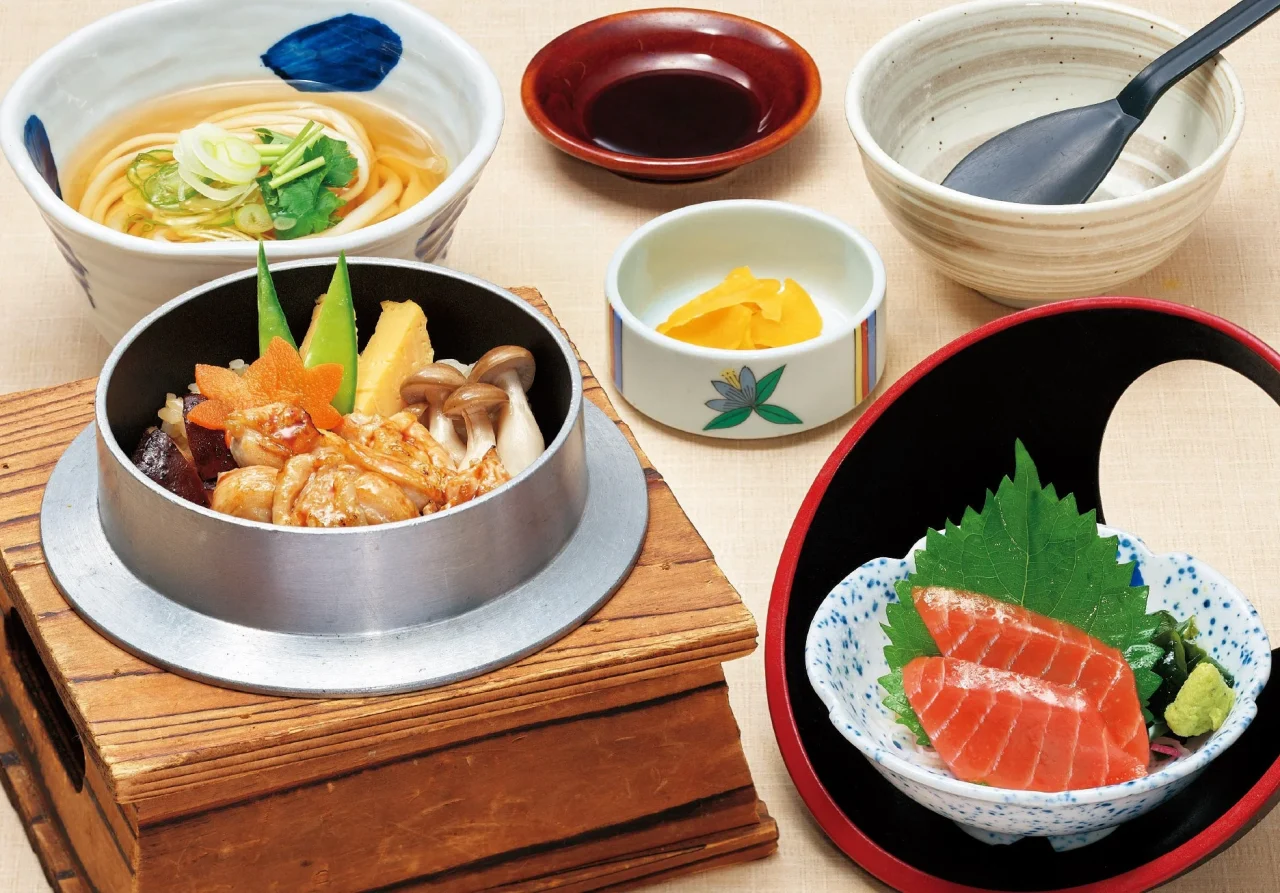 糸島どりの釜めし御膳。釜めし、手延べうどん、刺身、香の物が並ぶ