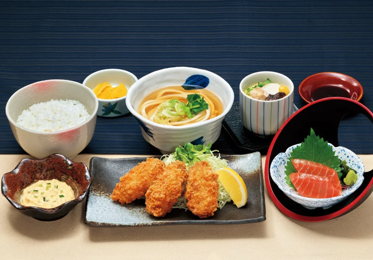 広島産「カキフライ御膳」。カキフライ、うどん、ご飯、刺身、茶碗蒸し