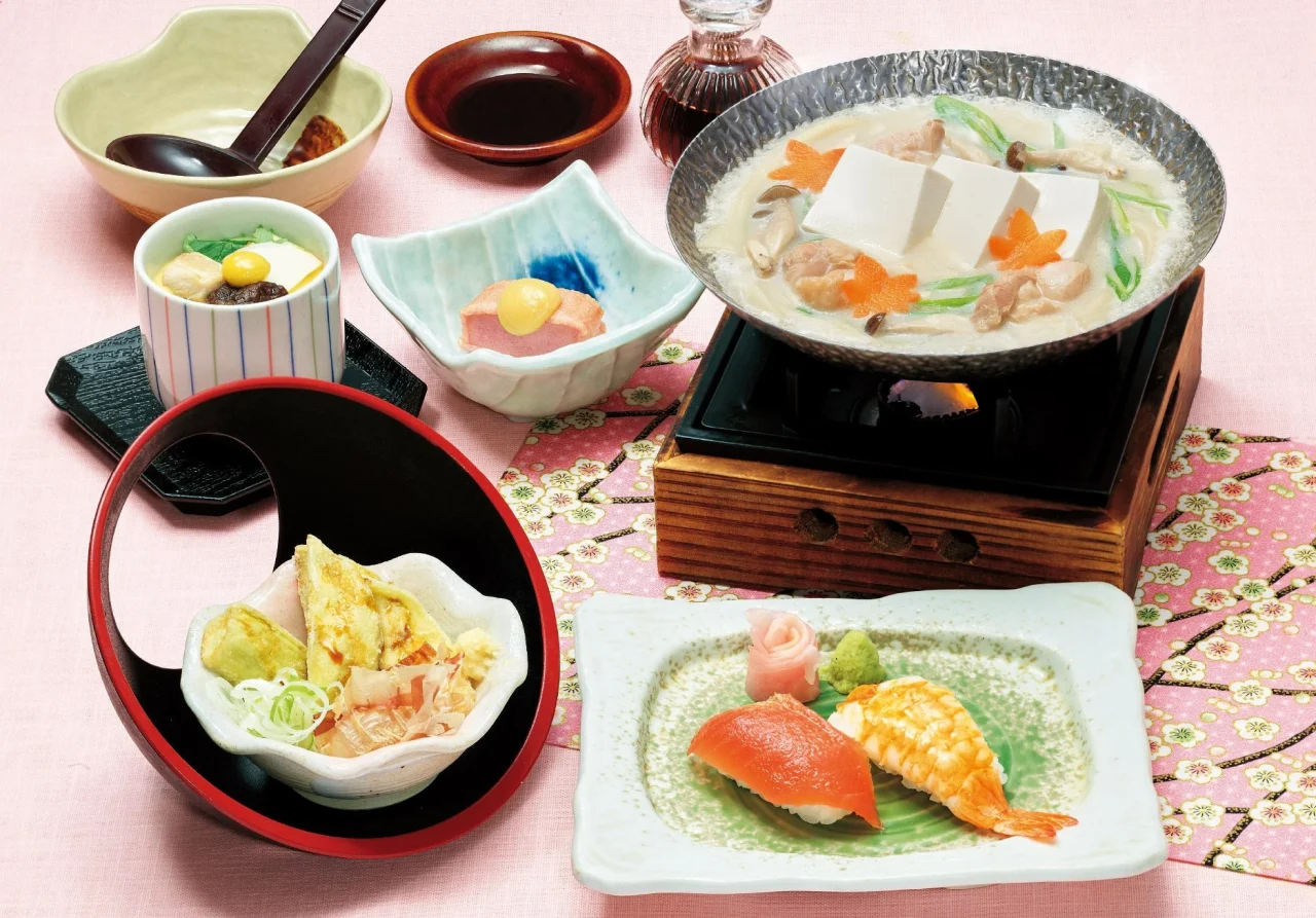 お昼の民芸なごみ膳。豆乳鍋、にぎり寿司、茶碗蒸し、小鉢が並ぶ
