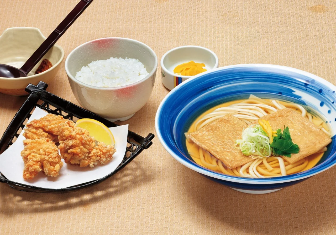 きつねうどんと鶏の唐揚げランチ。うどん、唐揚げ、ご飯、薬味の膳