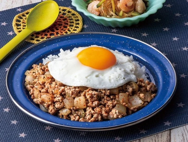 青い皿に盛られた目玉焼きのせガパオ風ご飯