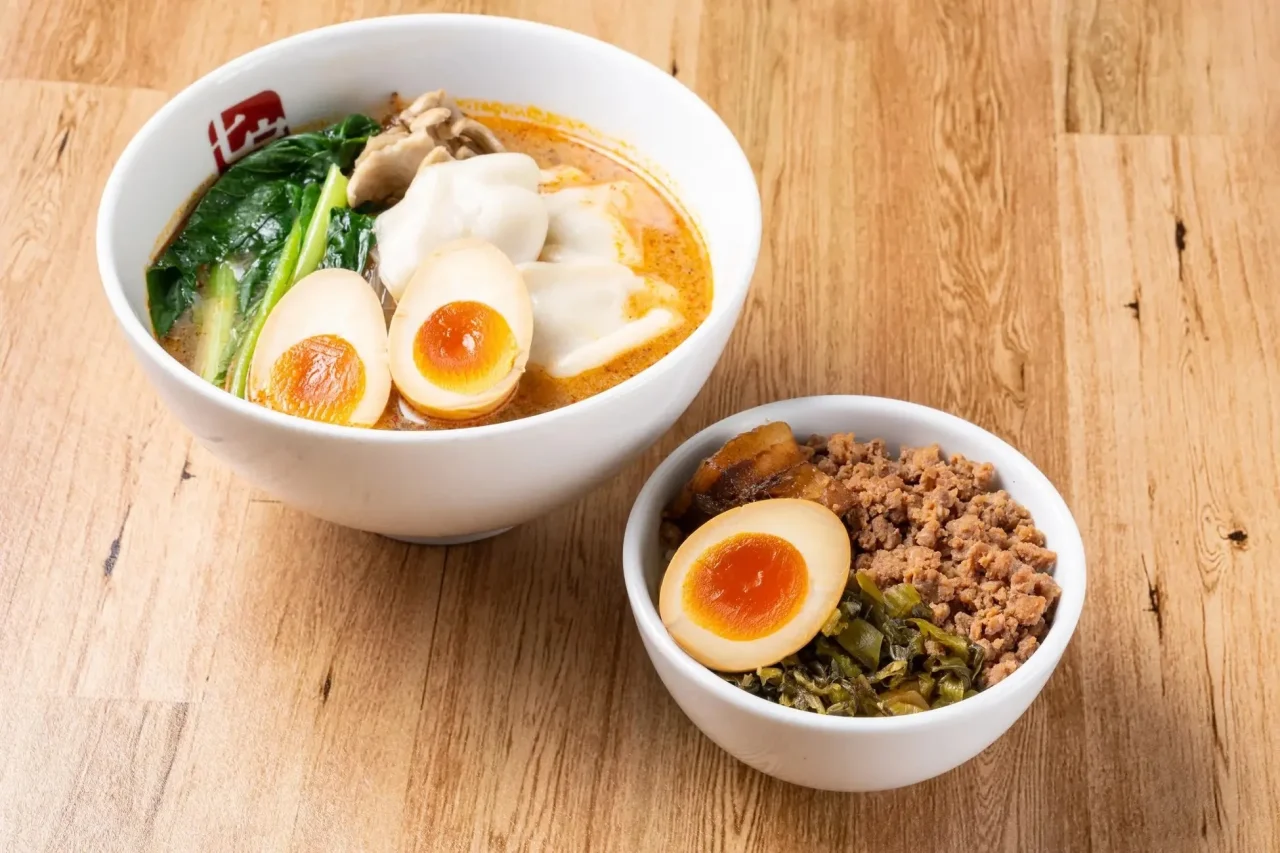 麻辣湯の丼と、煮卵や肉そぼろ、高菜が載った小さなご飯の器