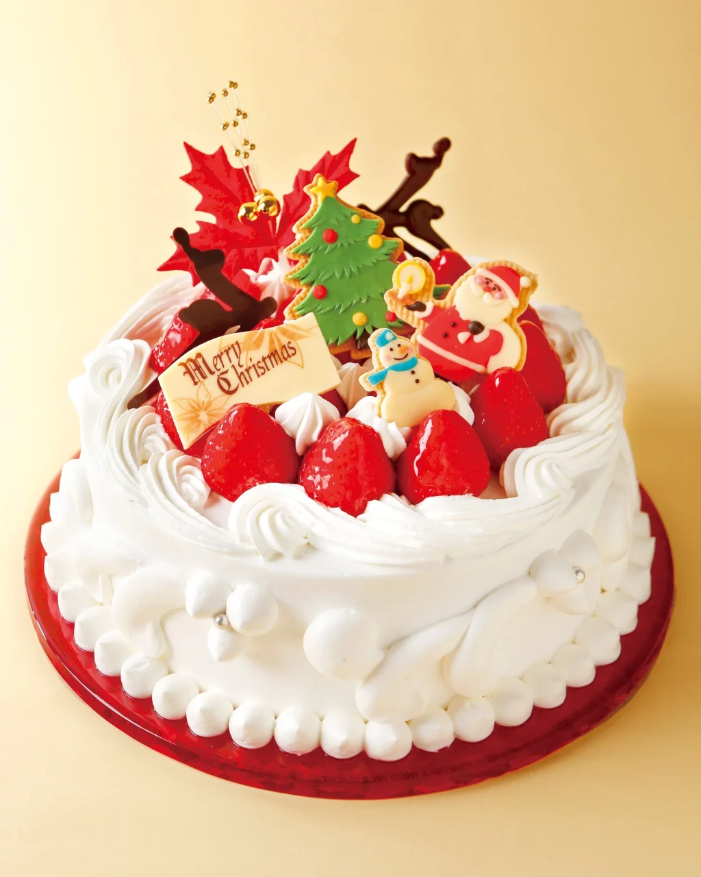 苺のクリスマススペシャル。苺とサンタ飾りをのせた白い生クリームのケーキ