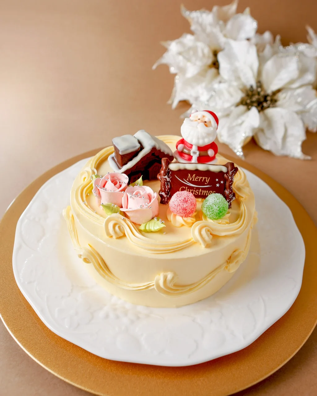 五感のレトロクリスマス。サンタとMerry Christmasプレートを飾ったバタークリームのケーキ