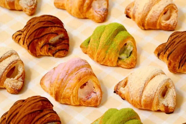 チェック柄の上に並ぶ『クロッチ』。いちご・抹茶・チョコ・きなこ風のクロワッサン