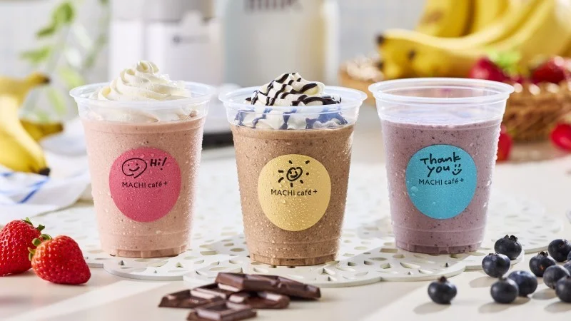 MACHI café+のスムージー3種。ホイップやチョコソース付きのカップ