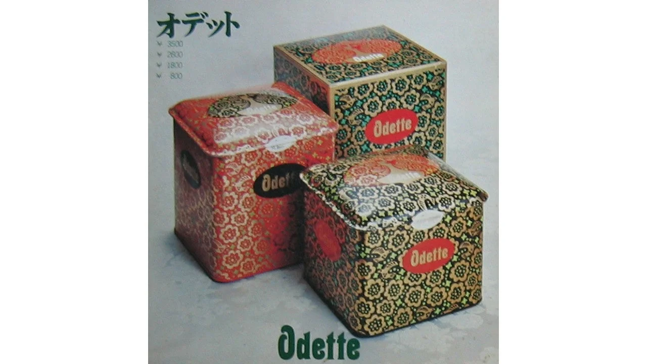 発売当時のオデットの缶。赤と緑の花柄が3種並ぶ