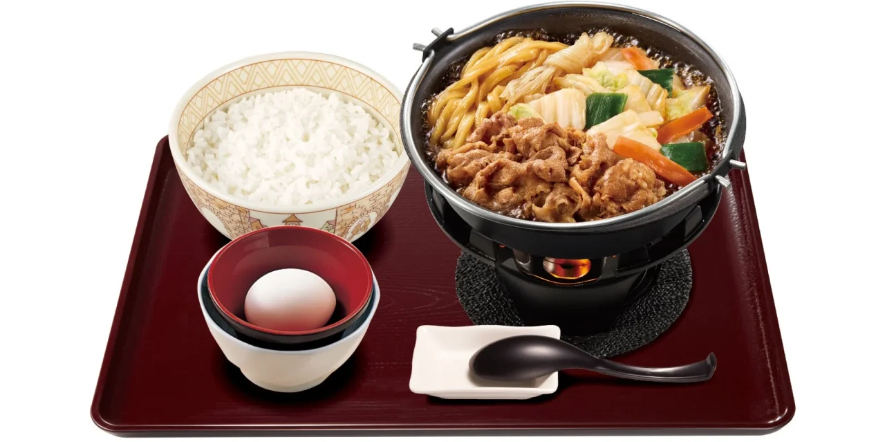 牛すき鍋定食。鍋、ごはん、たまごを盆に載せた構成