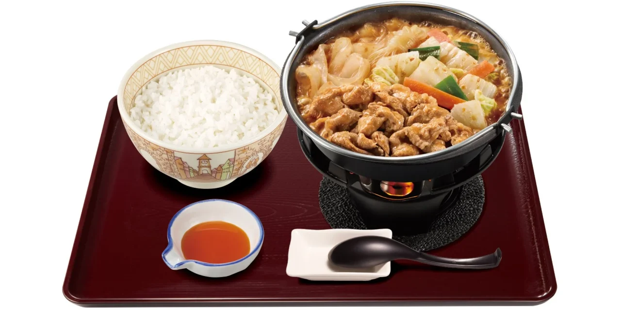 牛・胡麻麻辣湯鍋定食。鍋、ごはん、麻辣オイルの小皿、スプーンを盆に載せた様子