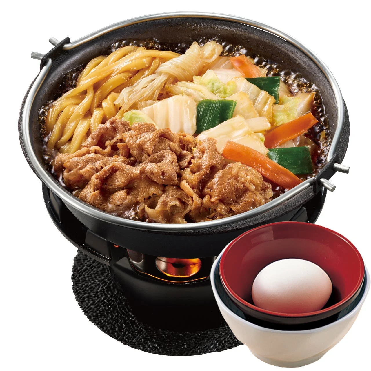 牛すき鍋 単品（たまご1個）。牛肉・うどん・白菜・ねぎ・人参入りの鍋とたまご