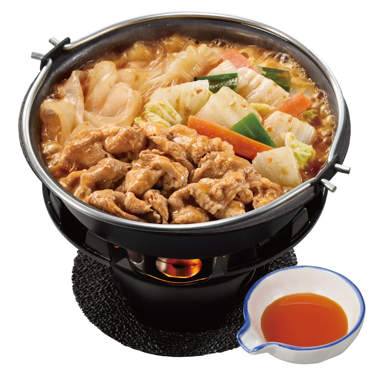牛・胡麻麻辣湯鍋 単品。コンロにのった鍋に牛肉と野菜、横に麻辣オイル入りの小皿