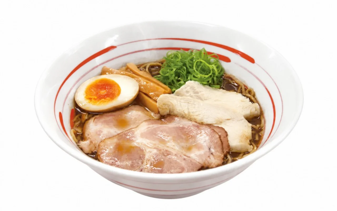 藤一番の期間限定「名古屋赤味噌らーめん」。味付け卵やチャーシュー、ネギをのせた一杯