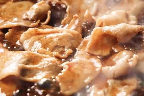特製醤油だれで焼き上げた豚肉のアップ