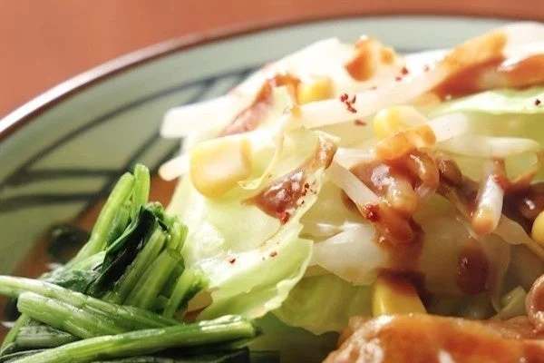 味噌だしがかかったキャベツ・もやし・コーンとほうれんそうの野菜