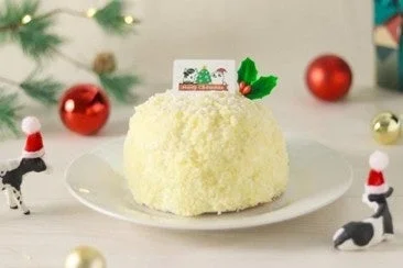 ノエルミルクチーズケーキ。雪のような白いクラムをまとったホールケーキ
