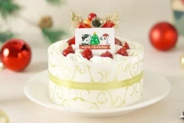 ミルクサンタケーキ。苺を飾った白いクリスマスホールケーキ