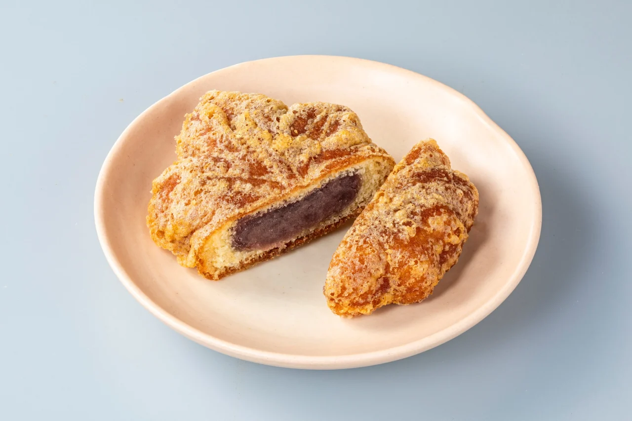 皿にのった半分に割った揚げ菓子と、中のこしあん