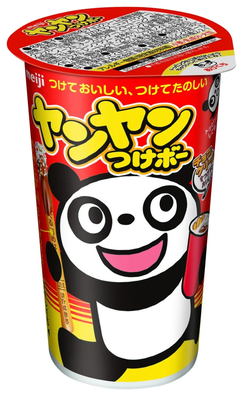 ヤンヤンつけボーのカップ容器。パンダのイラストが描かれた赤いパッケージ