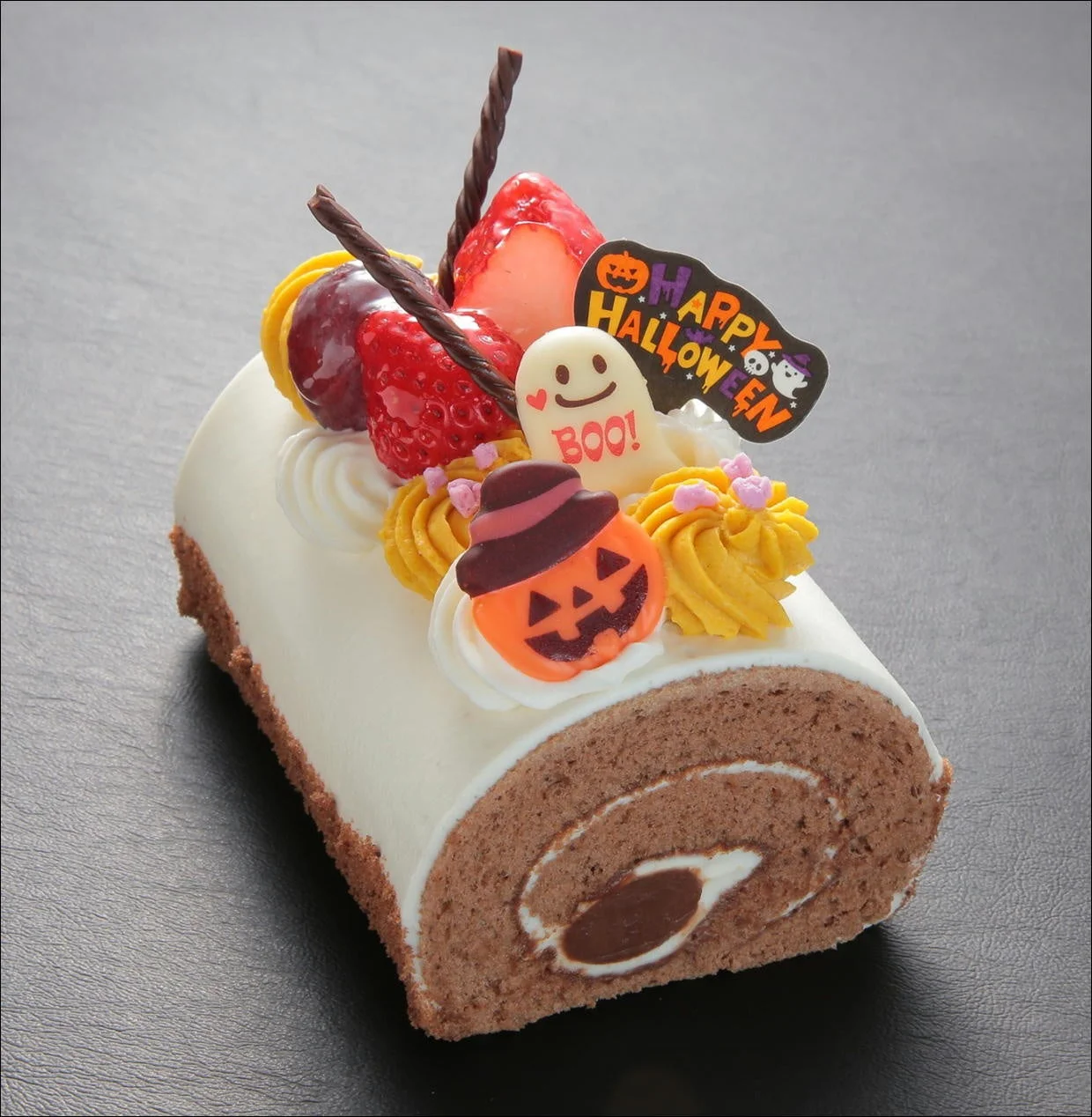 ジャックとおばけのHALLOWEENロール。かぼちゃ型チョコやいちごを飾ったロール