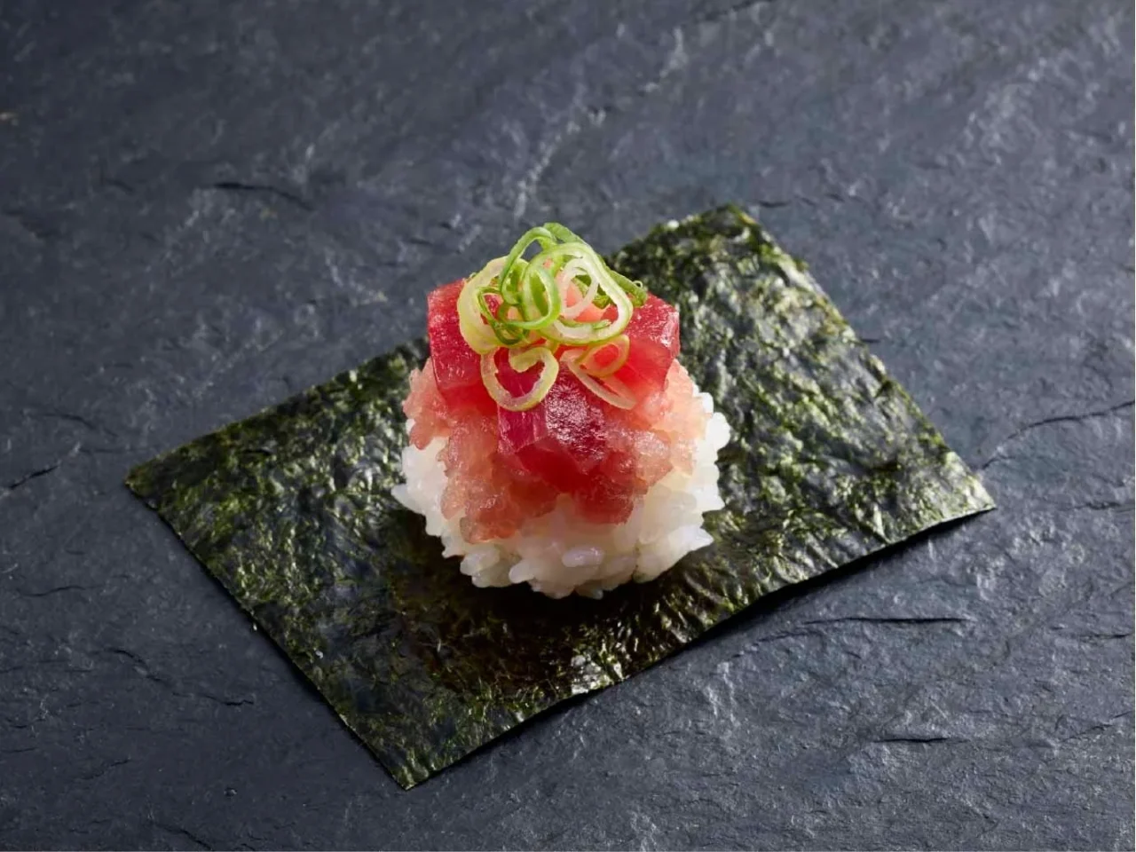 切り落としまぐろ手巻き。海苔の上に鮪とねぎをのせたご飯