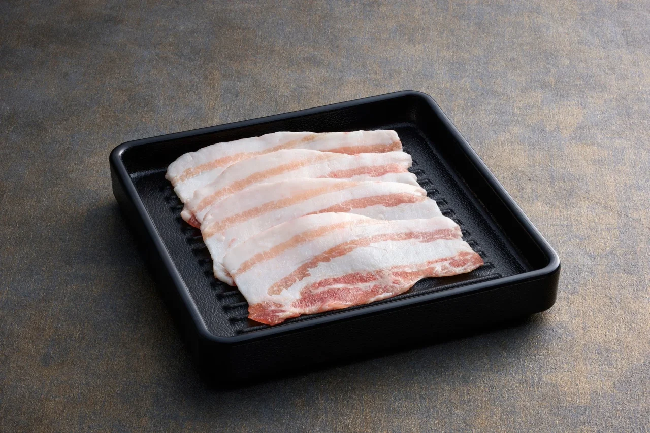 霧島黒豚しゃぶしゃぶ。黒い角皿に盛られた薄切りの豚肉