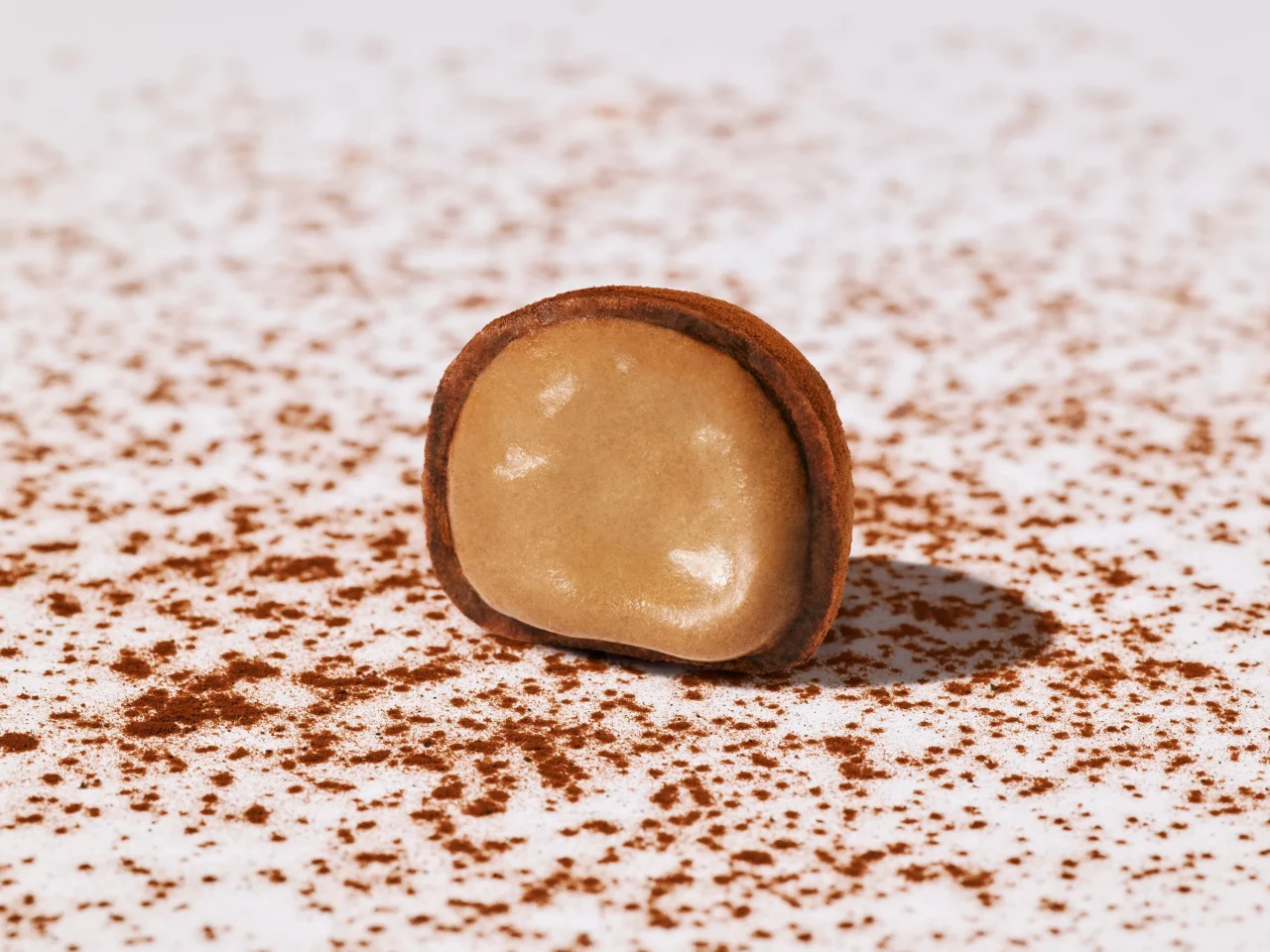 スノーボール くろくろの断面。ココアをまぶした生チョコの中にクリームが見える