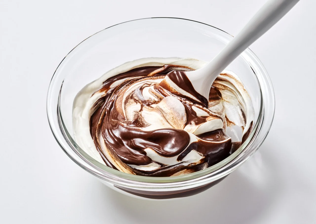 スノーボール くろくろ用の生クリームとチョコクリームを混ぜるガラスボウル