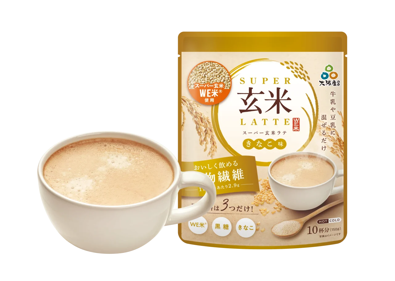 スーパー玄米ラテ きなこ味の袋と、ラテが入った白いカップ