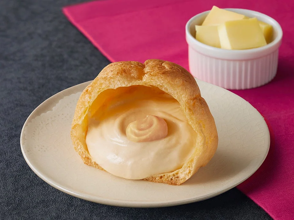 チェルシーシュークリーム(バタースカッチ風)の断面とバター
